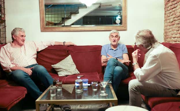Iturriaga y Romay conversan con Enric González.  Relevo/Salva Fenoll