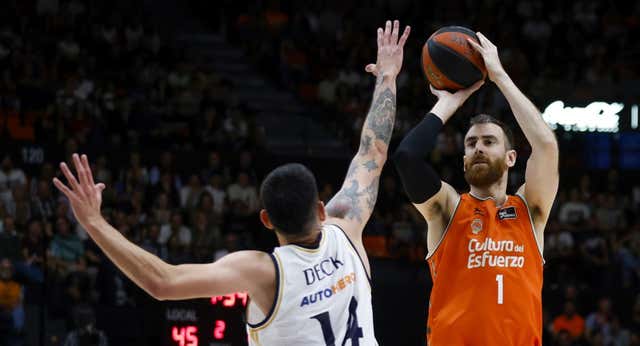 El vendaval triplista de Valencia Basket arrebata el liderato al Real Madrid y se lo entrega a Unicaja