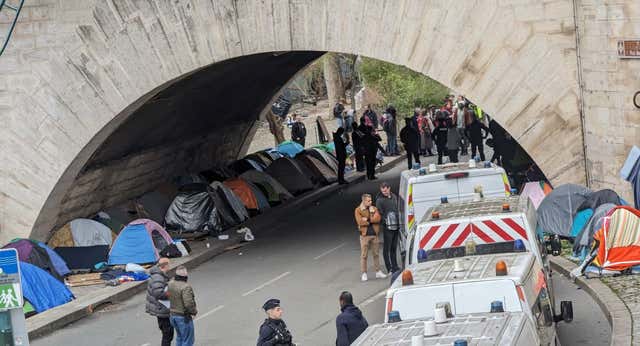 La otra contrarreloj de París por «limpiar» de okupas y sintechos la ciudad antes de los Juegos: «El legado puede ser la exclusión»