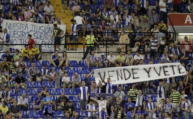 La afición del Hércules protesta y señala a Enrique Ortiz, propietario. AGENCIAS