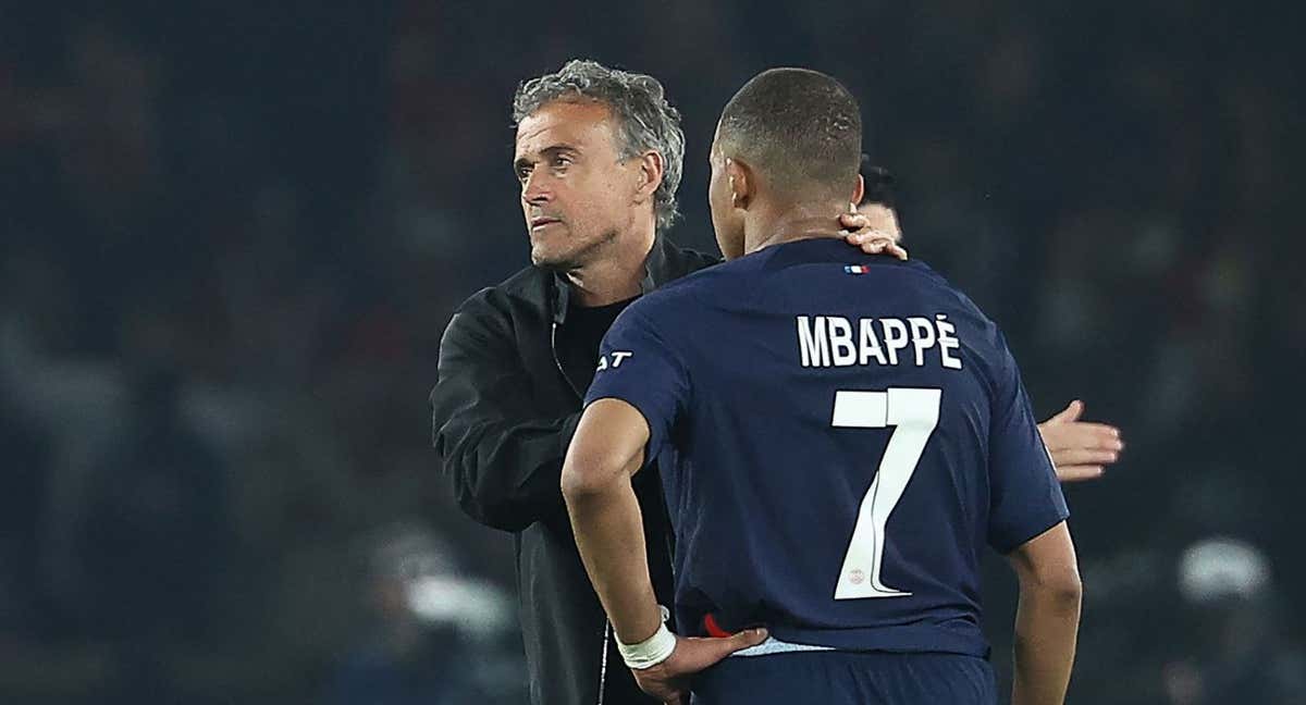 Luis Enrique, junto a Kylian Mbappé, tras la eliminación ante el Borussia Dortmund. /AFP