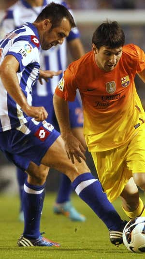 Marchena trata de quitarle la pelota a Messi durante su etapa en el Dépor.  EFE
