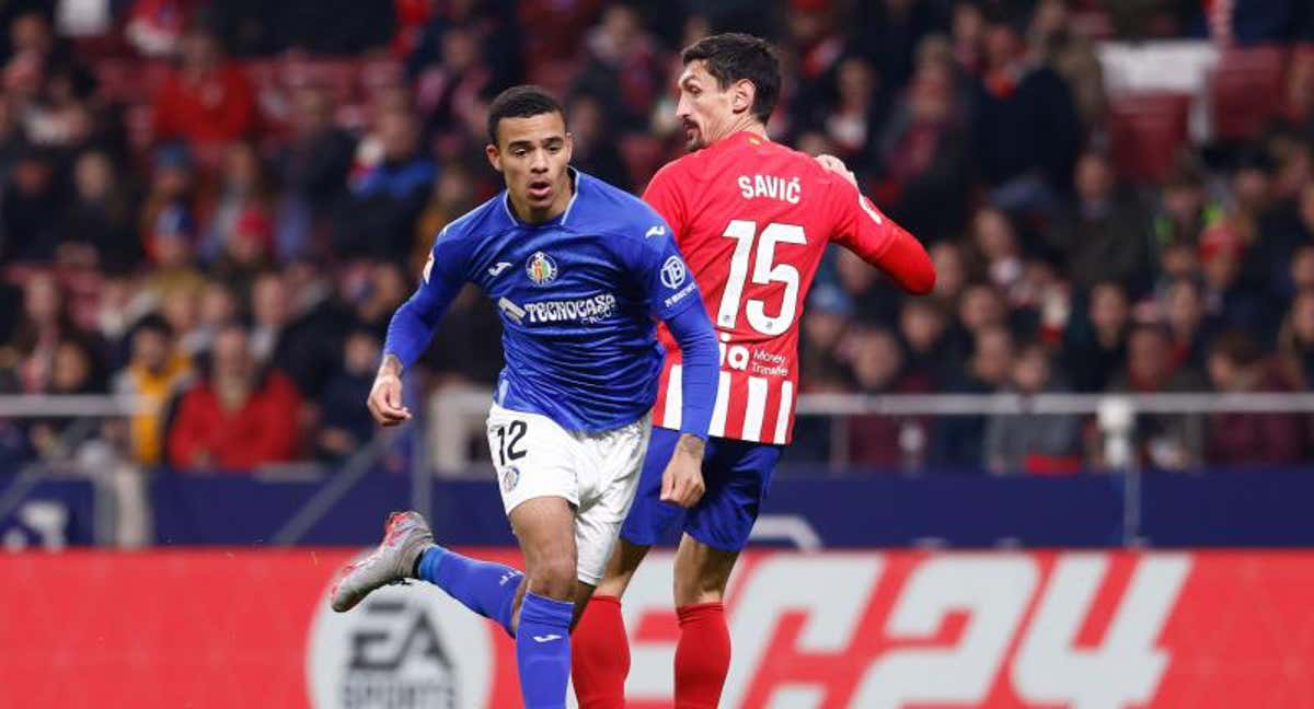 Mason Greenwood y Savic, durante el Atlético-Getafe de la primera vuelta./EP