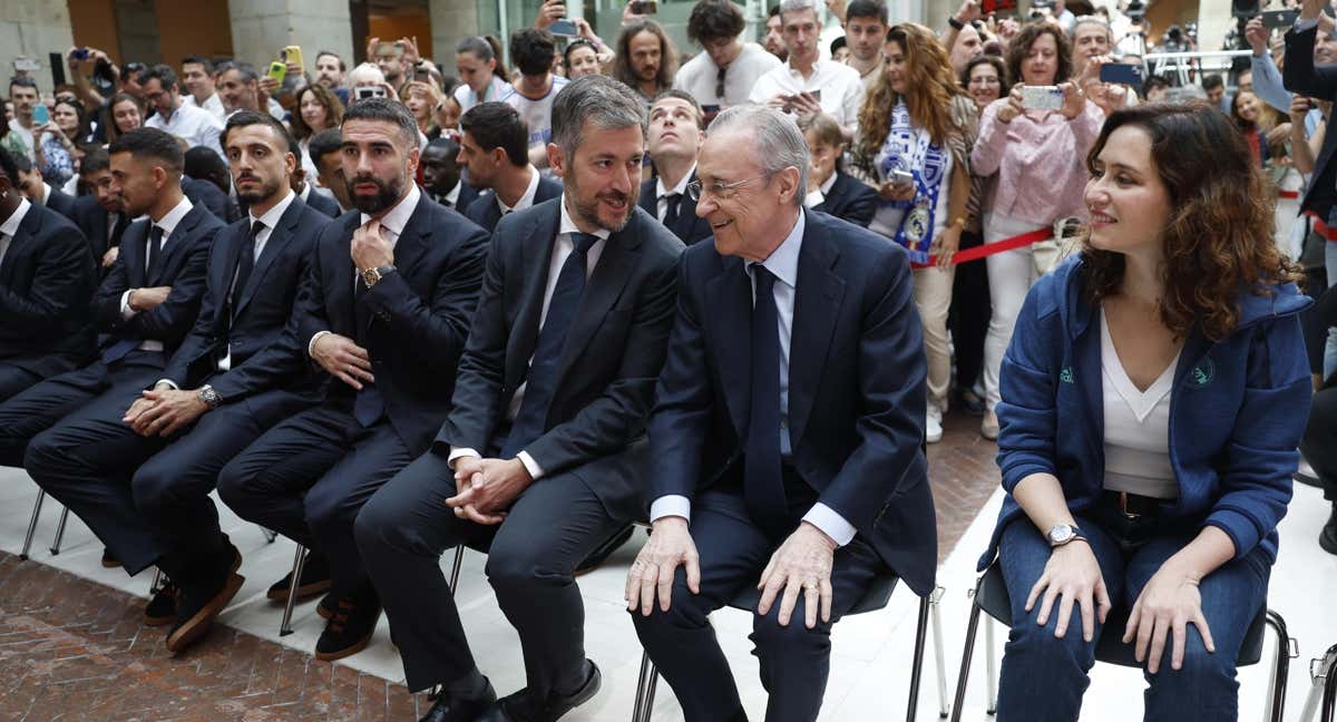 Florentino Pérez y los jugadores, junto a la presidenta de la Comunidad de Madrid Isabel Díaz Ayuso. /EFE