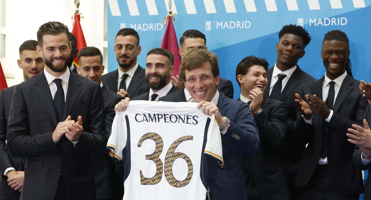 José Luis Martínez-Almeida, con la camiseta conmemorativa del Madrid./EFE