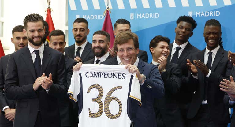 José Luis Martínez-Almeida, con la camiseta conmemorativa del Madrid.