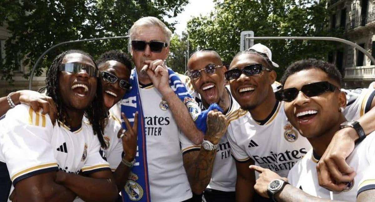 Carlo Ancelotti celebra con sus jugadores y un puro la 36ª Liga./@vinijr