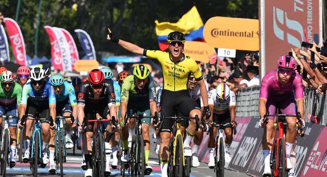 Olav Kooij vuela en Nápoles y consigue la primera victoria del Visma-Lease a Bike en el Giro