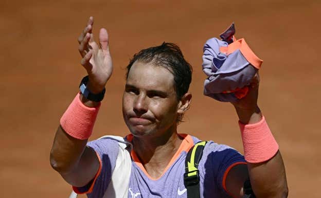 Rafael Nadal se despide del público de Roma tras caer con Hurkacz.  Filippo MONTEFORTE / AFP