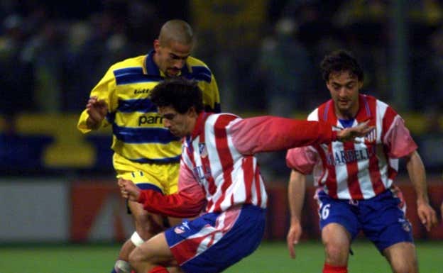 Verón, contra el Atlético de Madrid. EFE