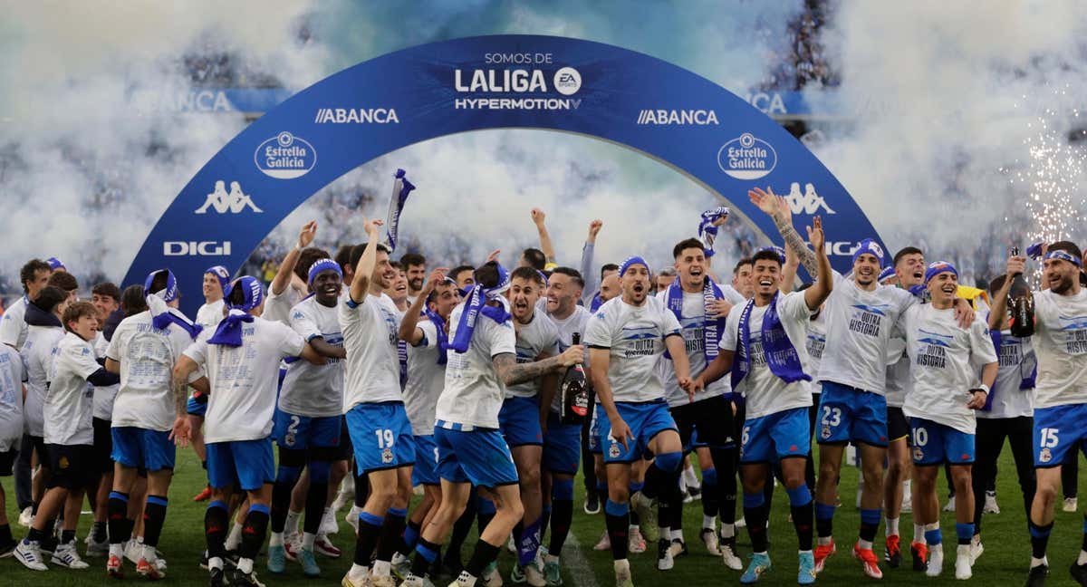 Los jugadores del Dépor celebran el ascenso./EFE/CALABAR