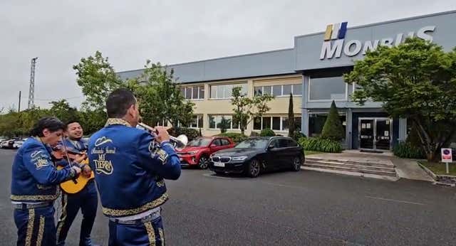 La afición del Breogán le canta el «Canta y no llores» al presidente de Monbus a ritmo de mariachis