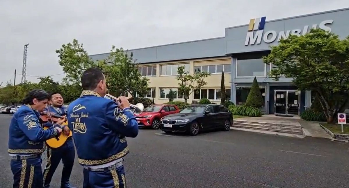 El grupo de mariachis actuando frente a la sede de Monbus.