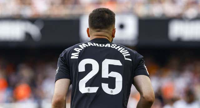 Hasta el cuarto árbitro se rinde a  Mamardashvili en Mestalla… y él deja dudas sobre su futuro