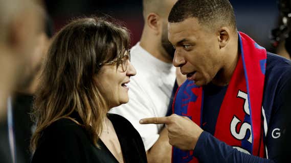 Mbappé, junto a su madre, en su despedida del Parque de los Príncipes./Reuters