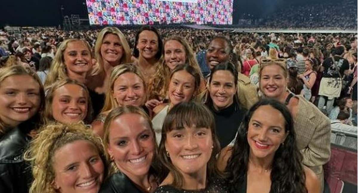 El histórico equipo de waterpolo de Estados Unidos, en el concierto de Tylor Swift el pasado viernes. /MAGGIE STEFFENS