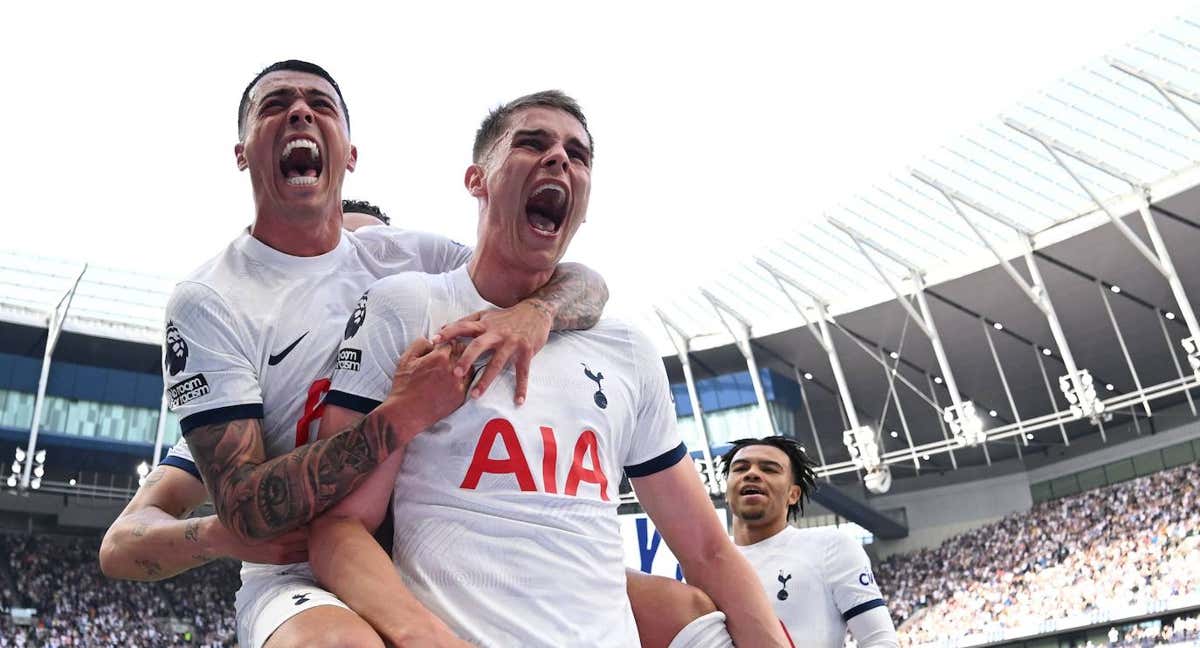 Pedro Porro y Van de Ven celebran un gol del Tottenham.