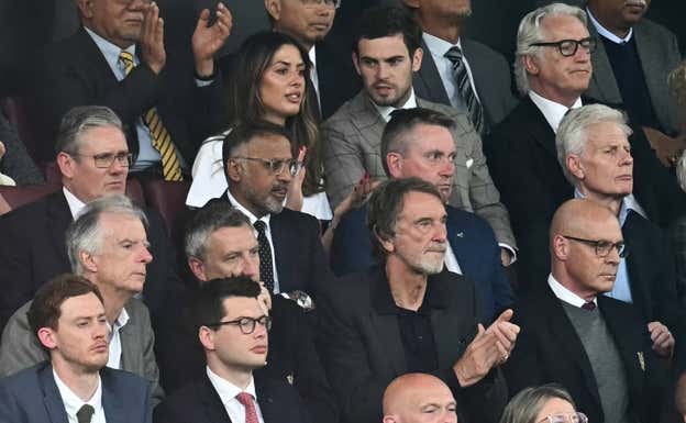 Jason Wilcox, Jim Ratcliffe y Dave Brailsford, en el palco de Old Trafford. AFP