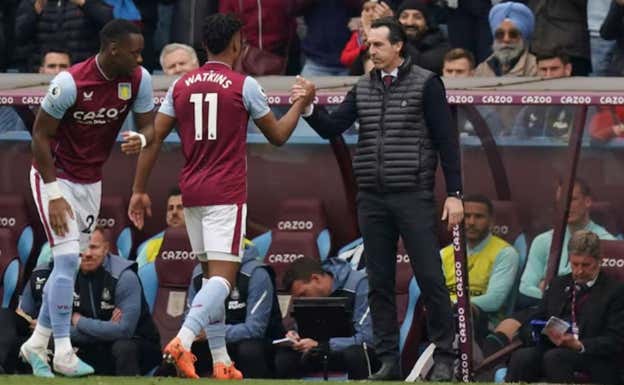 Emery saluda a Watkins tras ser sustituido. REUTERS