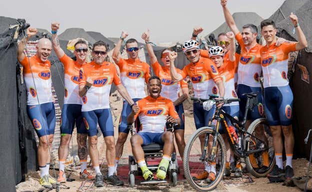 Lester Fernández con sus compañeros de equipo en la Titan Desert 2024.  KH7