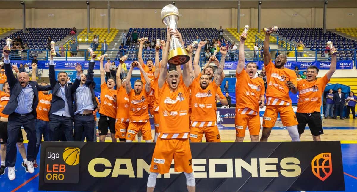 El Leyma Coruña celebra su ascenso tras ganar a Melilla./FEB