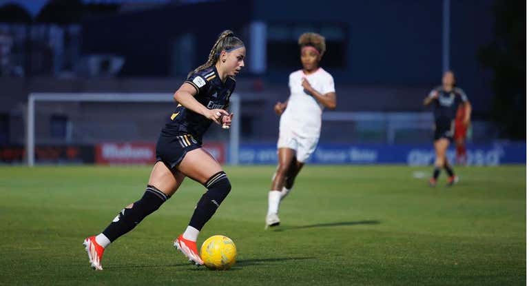 Athenea del Castillo contra el Madrid CFF.
