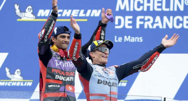 El exjefe de Marc Márquez se moja sobre el dilema de Ducati: «Si yo fuera director, elegiría a Martín y le daría una moto oficial a Márquez»