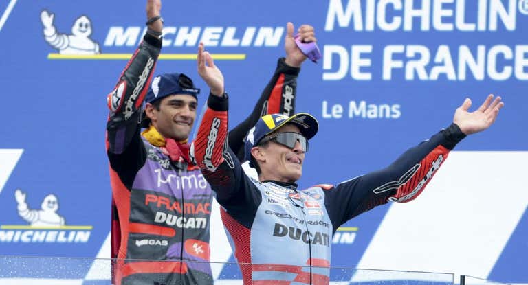 Jorge Martín y Marc Márquez en el podio de Le Mans.