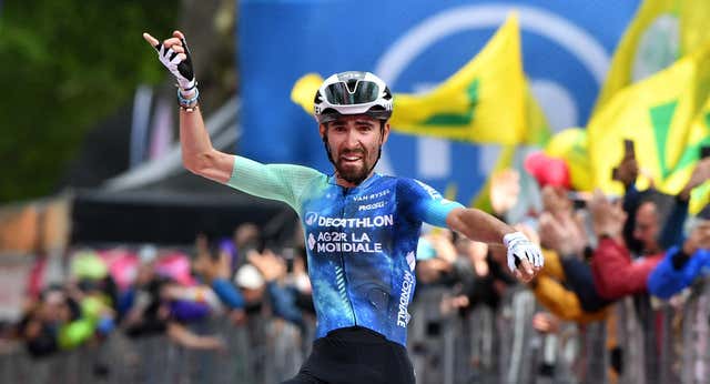 Valentin Paret-Peintre gana y el Giro da un vuelco