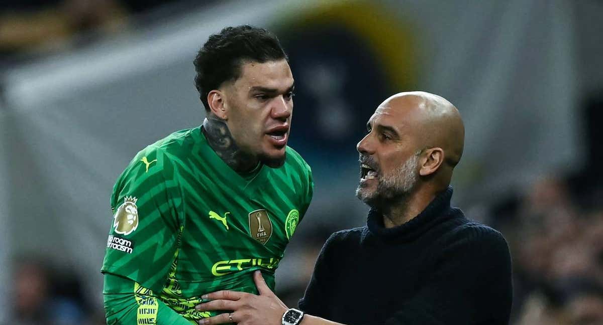 Guardiola intenta calmar a Ederson.