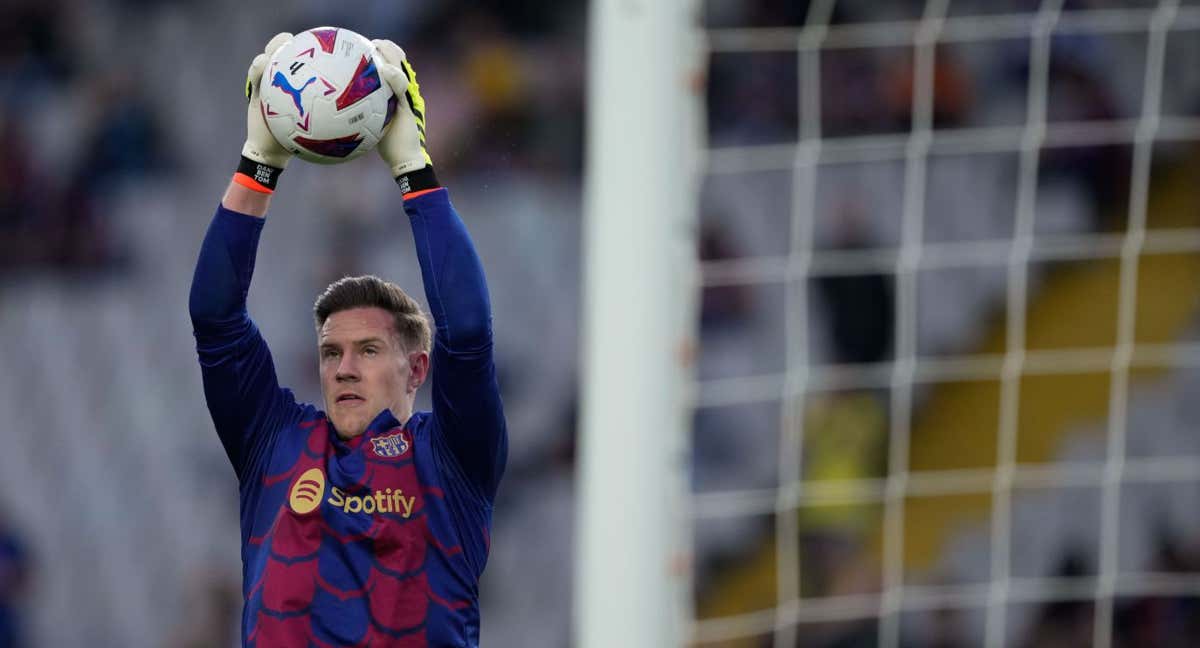 Ter Stegen en el calentamiento previo al partido contra la Real Sociedad./EFE