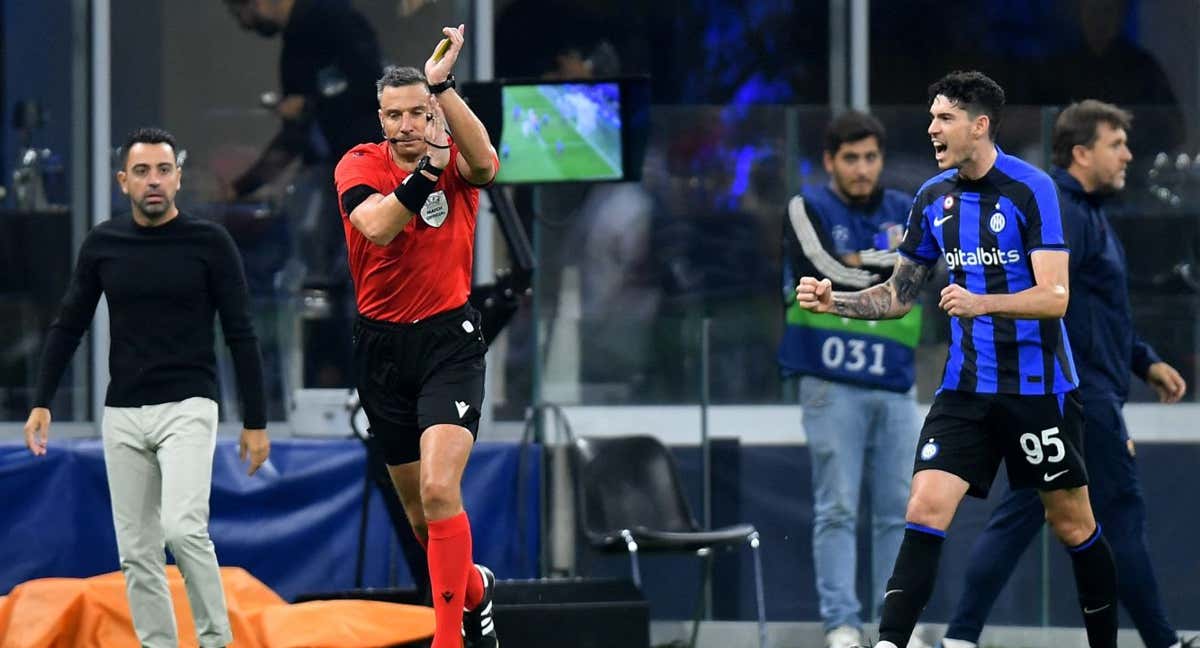 El esloveno Slavko Vincic, en el partido entre Inter de Milan y FC Barcelona de la temporada 2022/23 en fase de grupos de Champions League.