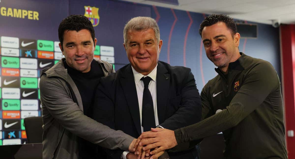 Deco, Laporta y Xavi el día que se explicó que el entrenador seguiría en el cargo./AFP