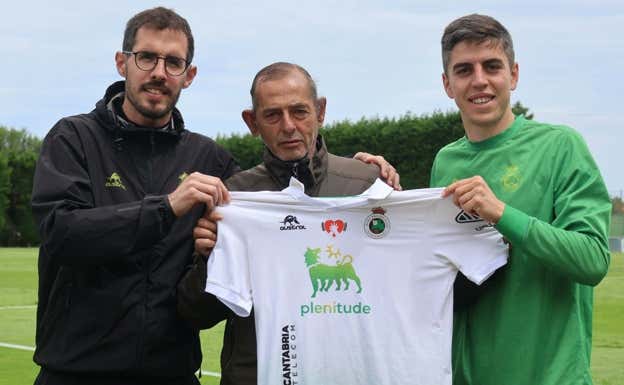 José Ángel Fernández, el socio que tuvo la parada cardiaca contra el Elche junto al médico del Racing e Íñigo Sainz.  Racing Santander.