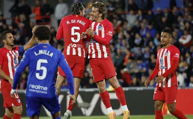 De Paul y Griezmann festejan tras el gol del francés.  REUTERS