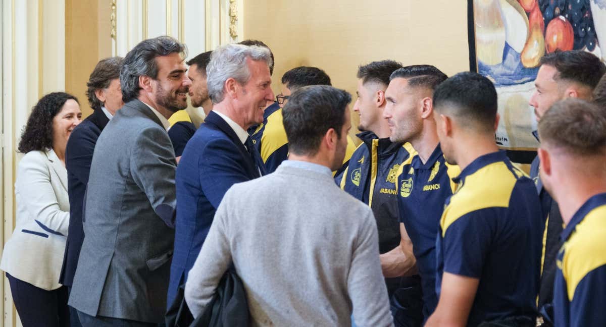 Plantilla del Dépor recibe a políticos de la Xunta de Galicia.