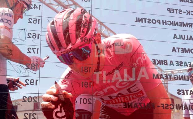 Pogacar, en uno de los controles de firmas del Giro de Italia. REUTERS