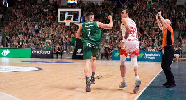 El Unicaja Málaga sabe sufrir en su estreno en playoffs y pone el 1-0 en su serie ante BAXI Manresa