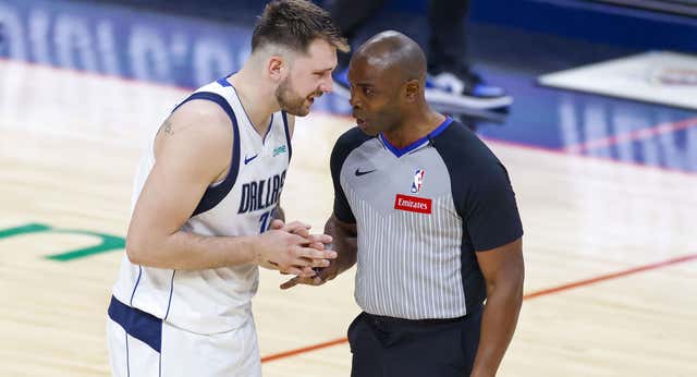 Doncic sufre con su físico mientras lucha por dejar de lado su cara de ‘Mr. Hyde’ con los árbitros