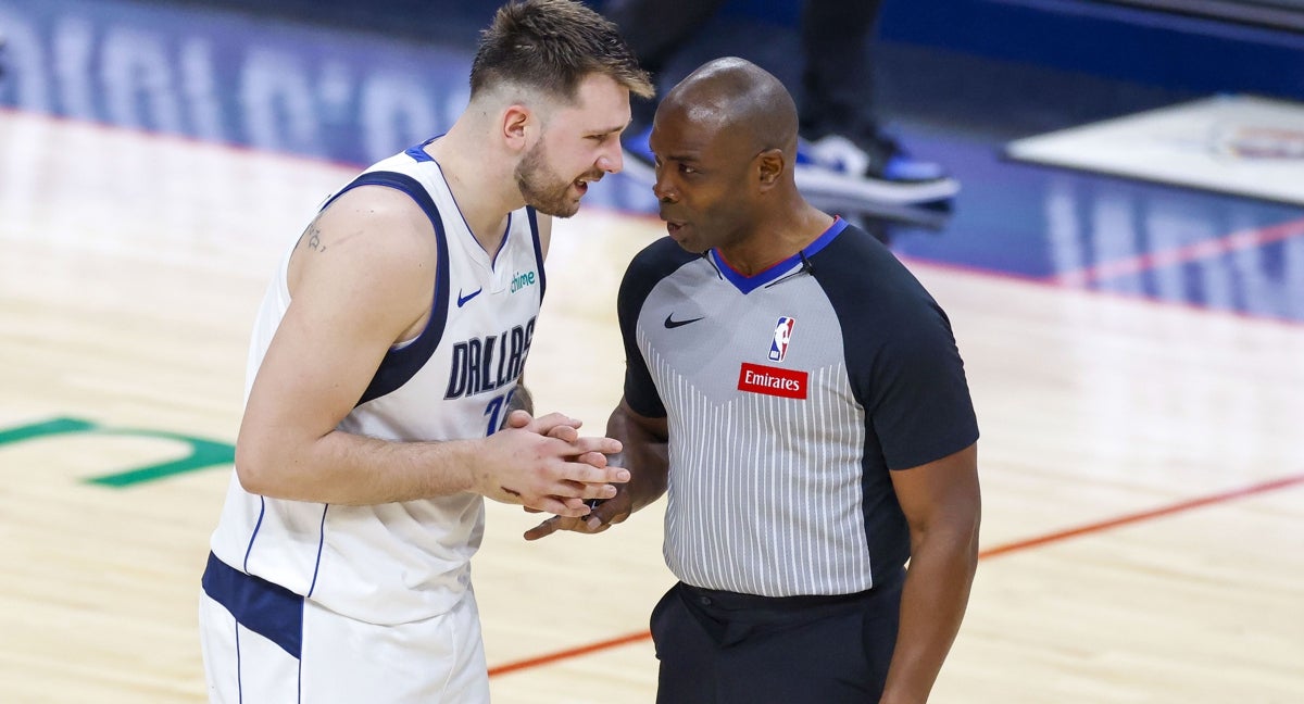 Luka Doncic habla con los colegiados durante el quinto partido ante los Thunder.