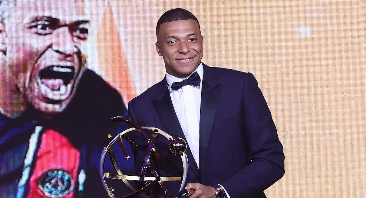 Mbappé, con el premio a mejor jugador del año en la Ligue 1.