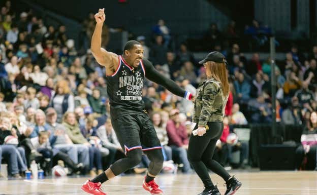 Thunder durante un partido.  GLOBETROTTERS