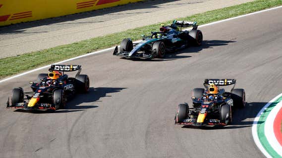 Lewis Hamilton, rueda a rueda con los Red Bull en Imola./ REUTERS