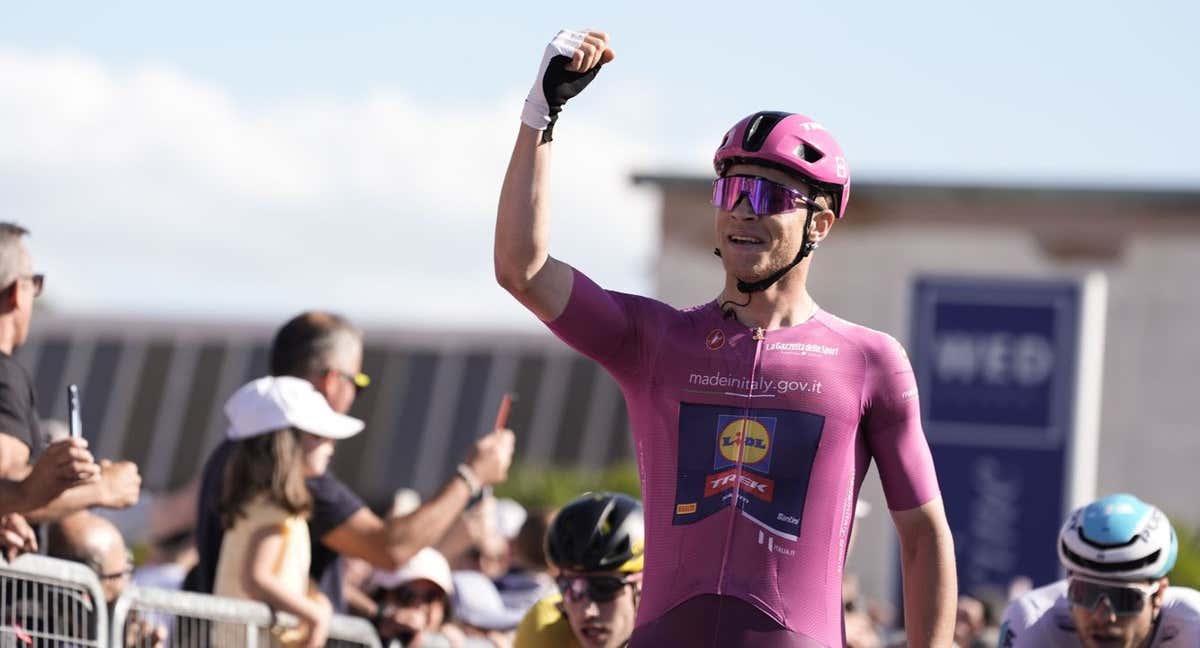 Jonathan Milan (Lidl-Trek) celebra su victoria en la 13ª etapa del Giro de Italia 2024.