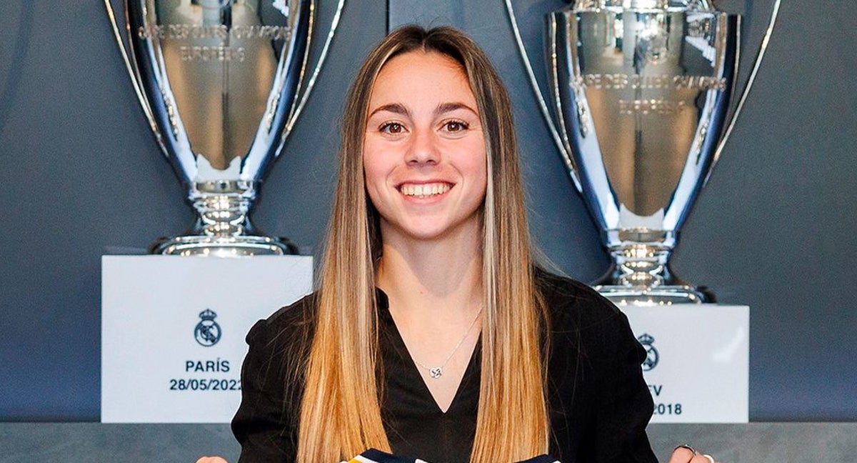 Athenea del Castillo posa tras su renovación con el Real Madrid.