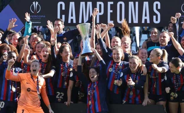 Marta Torrejón levantando la Supercopa.  EFE