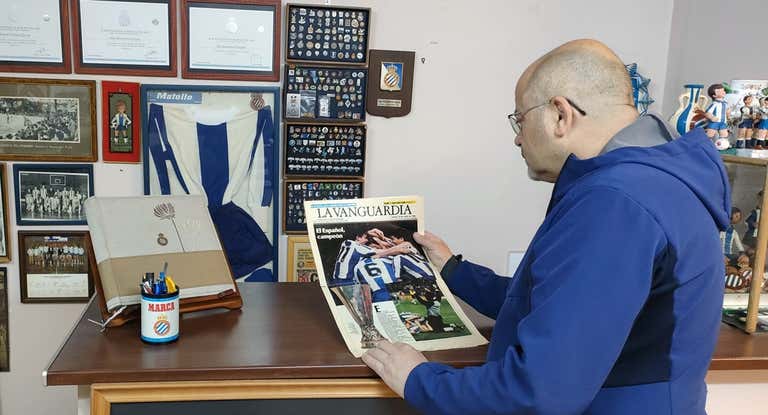Gabriel Martínez, con la portada que dio al Espanyol campeón de la UEFA.