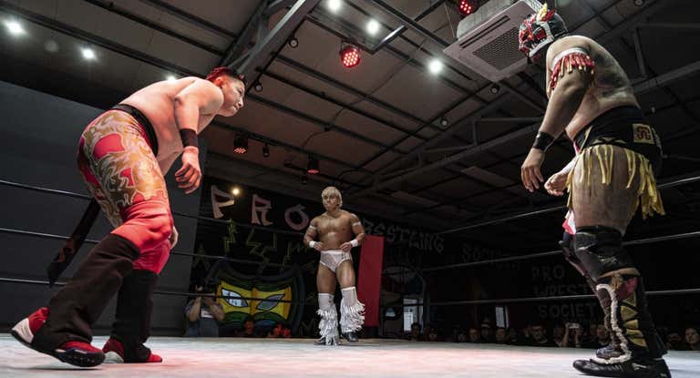 Shiho, Check Shimatani y Black Avalon durante su combate en Corea del Sur.