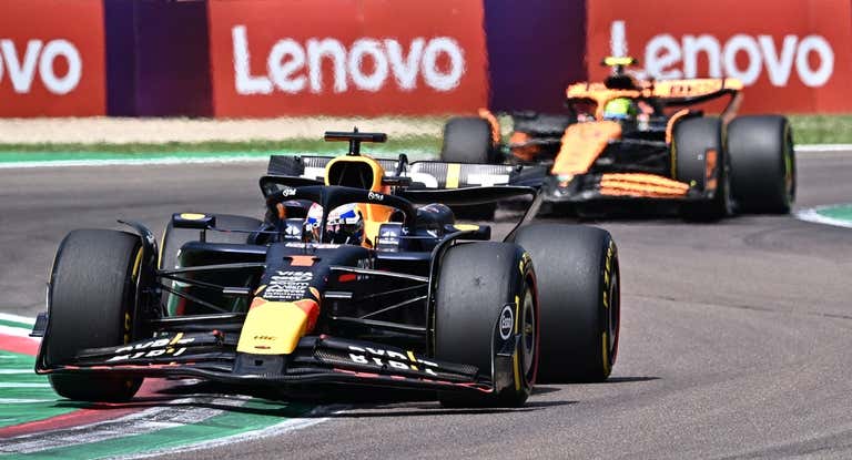 Max Verstappen, perseguido por Lando Norris.