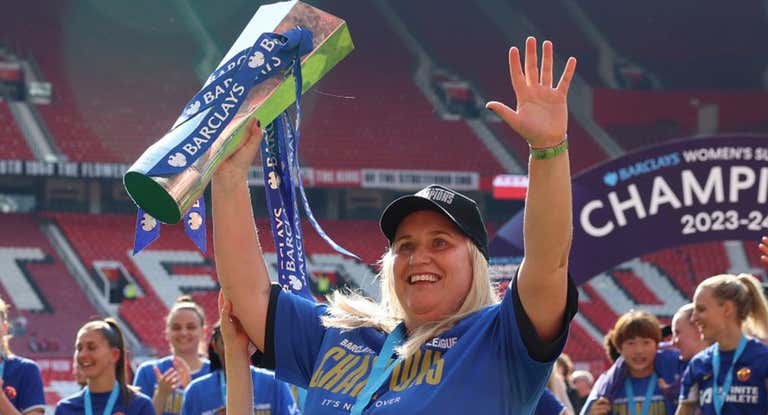 Emma Hayes, la entrenadora del Chelsea, alza el trofeo de Liga junto a su hijo, Harry, en Old Trafford.